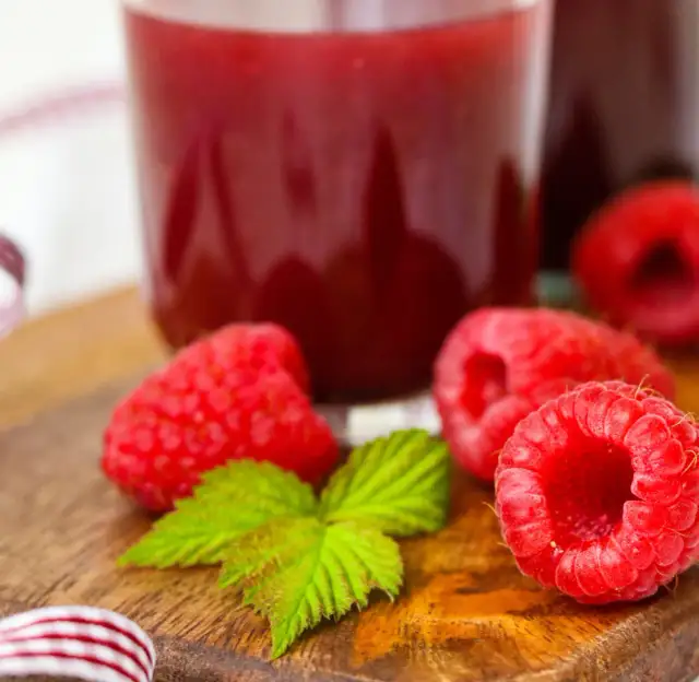 Jak zrobić sok z malin na surowo, by zachować wszystkie witaminy