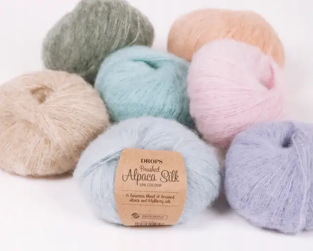 Ile włóczki DROPS Brushed Alpaca Silk potrzebujesz na sweter?