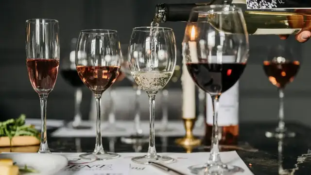 Ile kcal ma lampka wina? Odkryj zaskakujące kalorie w winie