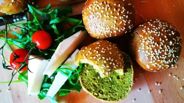 Ile piec bułki do hamburgerów, aby były idealnie chrupiące?