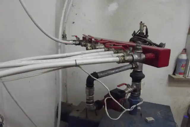 Instalacja hydrauliczna z bojlerem dwupłaszczowym, zaworami i rurami.