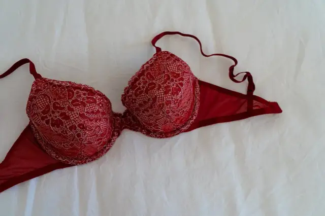 Niewidoczny biustonosz pod sukienkę bez pleców: DIY i taśmy. Sprawdź!