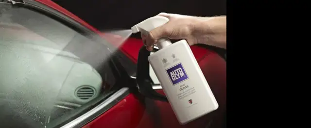 Tłuste szyby w aucie? Odtłuść je jak profesjonalista bez smug!