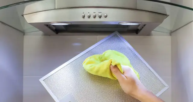 Jak bez wysiłku wyczyścić wentylator w okapie? Skuteczne sposoby usuwania tłuszczu