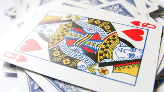 Jak grać w karty? Poznaj zasady Makao, Tysiąca i Remika!