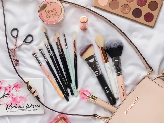 Czyste pędzle: Klucz do zdrowej cery i perfekcyjnego makijażu