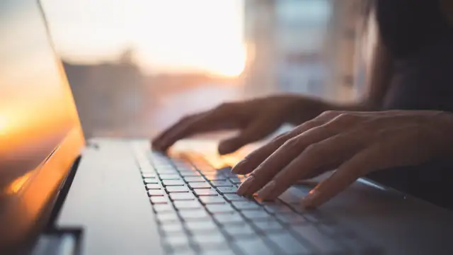 Jak zrobić zdjęcie laptopem? Prosty poradnik krok po kroku