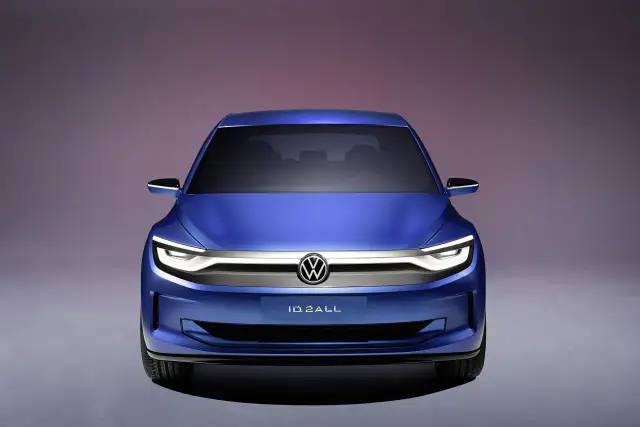 Niebieski Volkswagen ID.2ALL, jeden z nowych modeli marki, prezentuje futurystyczny design z charakterystycznym oświetleniem LED.