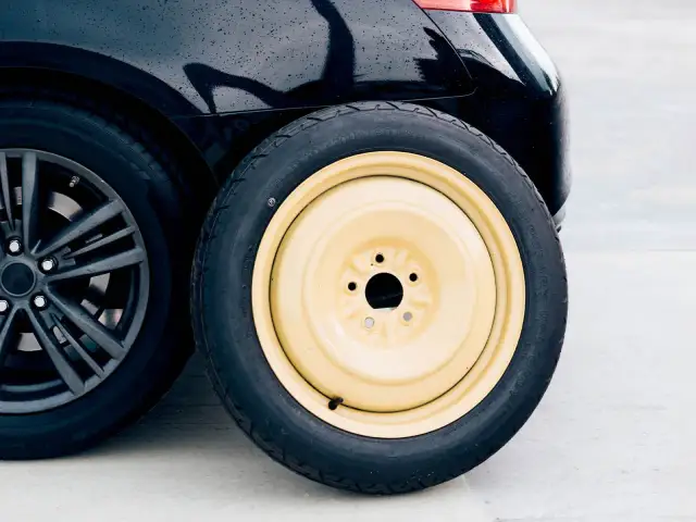 Koło zapasowe w Mini Cooper, jasne i gotowe do akcji.