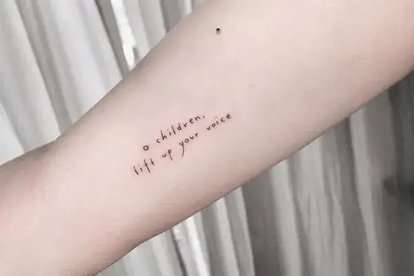 Najlepsze napisy na tatuaż męski, które mają głębokie znaczenie