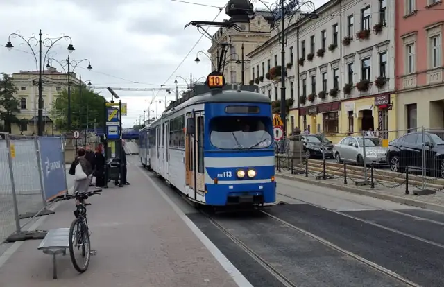 Jak dojechać do osiedla szkolnego w Krakowie? Najlepsze połączenia