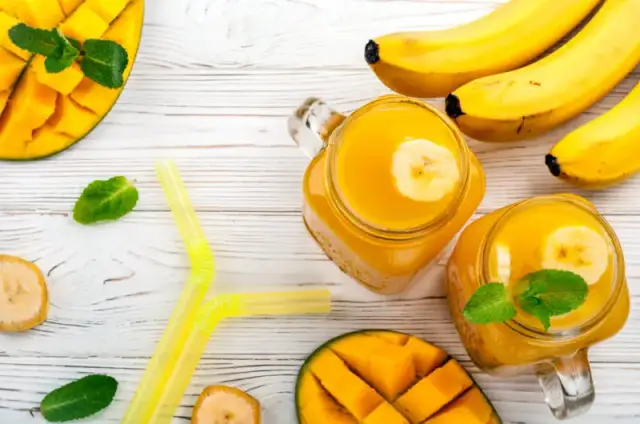 Szybki i pyszny koktajl z mango i banana, który pokochasz