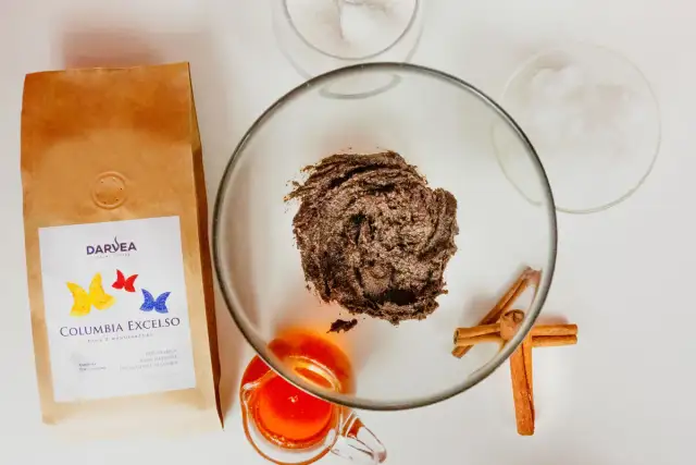 Sekret gładkiej skóry? Domowy peeling z kawy! Przepis krok po kroku