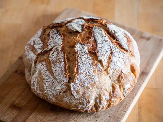 Chrupiący, domowy chleb na desce. Idealny przepis na zdrowy chleb, który zachwyci smakiem i aromatem.