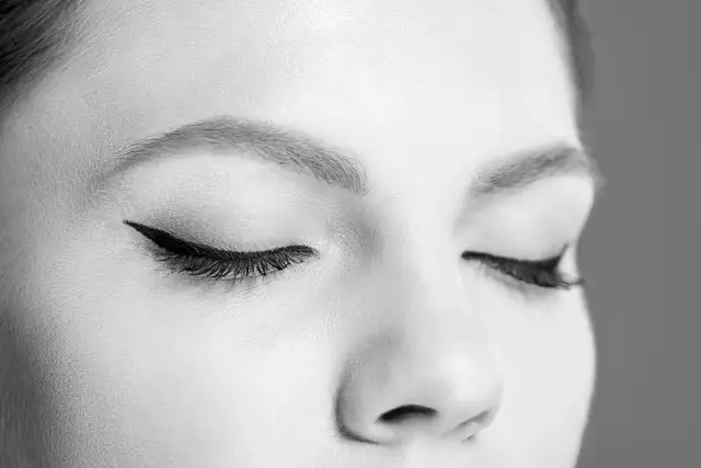 Czego nie wolno po makijażu permanentnym brwi? Uniknij błędów!