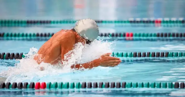 Jak szybko pływać żabką i uniknąć najczęstszych błędów