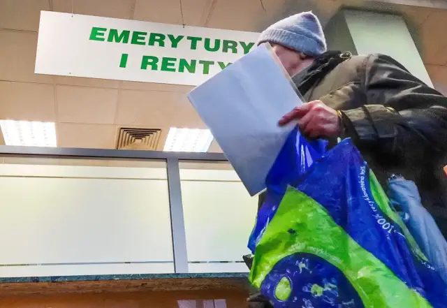 Świadczenie pielęgnacyjne a emerytura: ZUS wlicza, ale z haczykiem