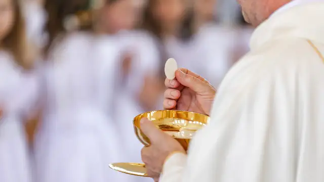 Jak przyjmować komunię świętą? Poznaj zasady i najważniejsze etykiety