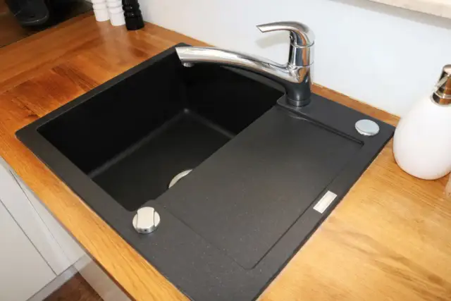 Czym czyścić kamienny zlew, aby uniknąć zarysowań i plam?