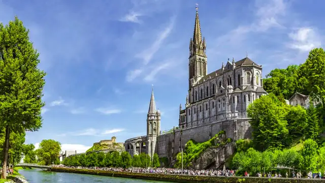 Sanktuarium Francja: Odkryj tajemnice Lourdes i innych miejsc pielgrzymkowych