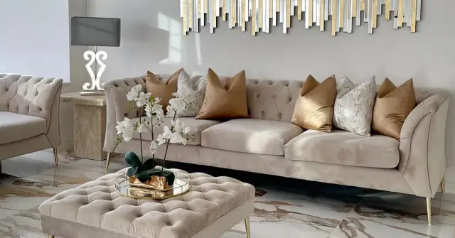 Styl glamour: Co to znaczy? Odkryj luksus i stwórz olśniewające looki