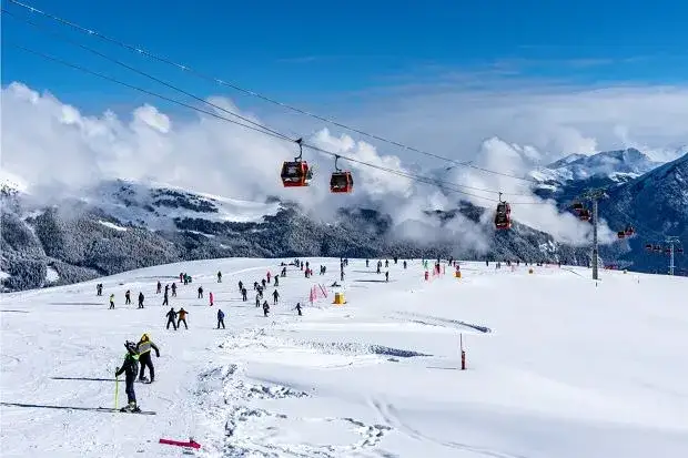 Jakie narty dla początkujących? Wybierz idealne na pierwszy raz