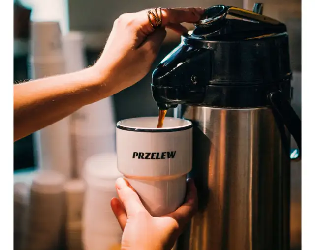 Ile kawy do ekspresu przelewowego, by uniknąć słabego smaku?