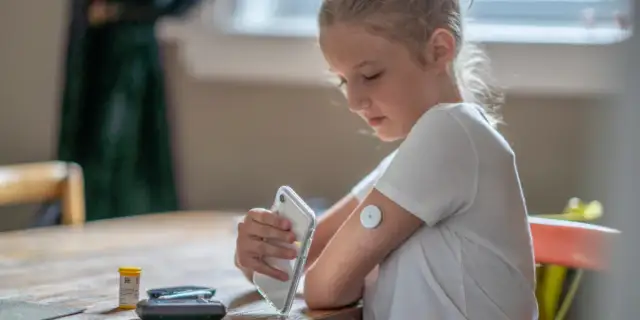 Jak żyć z cukrzycą u dziecka - praktyczne porady i wsparcie emocjonalne