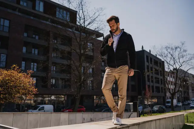 Co to są spodnie chinosy? Poznaj ich cechy i historię