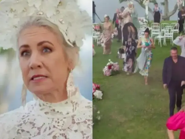 Emocje na ślubie od pierwszego wejrzenia Australia. Zaskoczona kobieta w koronkowej sukni i ozdobnej fryzurze, w tle ślubna ceremonia na trawie.