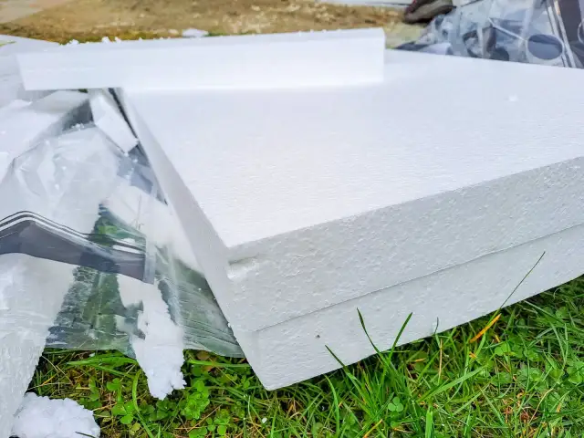 Styropian: Jak prawidłowo wyrzucić? Poradnik segregacji (opakowaniowy vs. budowlany)