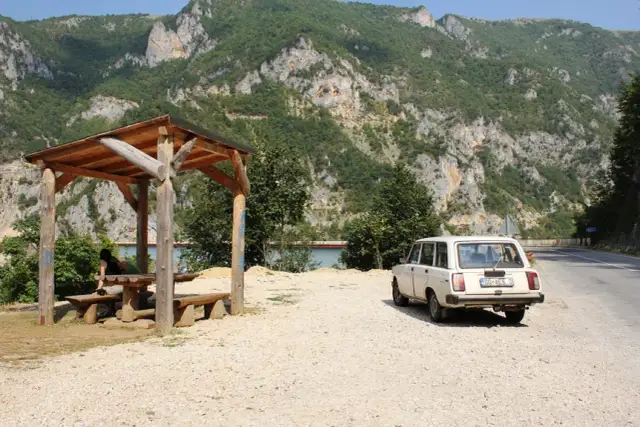 Nocleg tranzytowy do Czarnogóry: Gdzie i jak zaplanować przerwę?