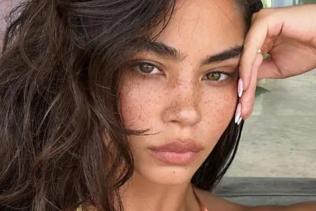 Czy piegi są modne? Zaskakujące trendy w makijażu i ich rosnąca popularność