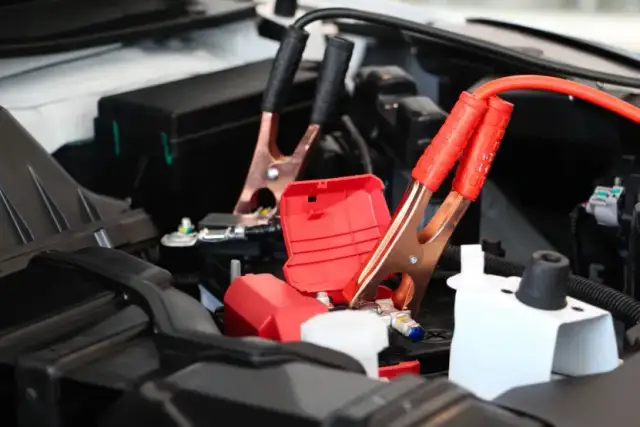 Jak podłączyć prostownik do rozrusznika, aby uniknąć uszkodzeń?