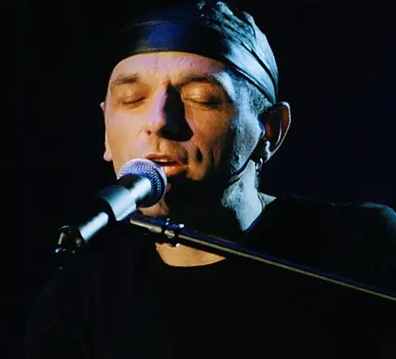 "Przeżyj to sam": Kto śpiewa i dlaczego to hymn pokolenia?