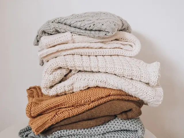 Jak prać swetry, by ich nie zniszczyć? Poradnik eksperta