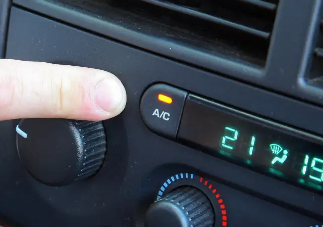 Jak używać klimatyzacji w aucie? Poradnik, błędy i oszczędność