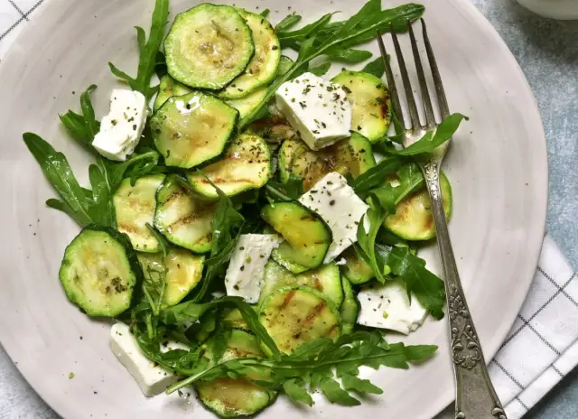 Jak zrobić sałatkę z cukinii – proste przepisy na pyszne danie