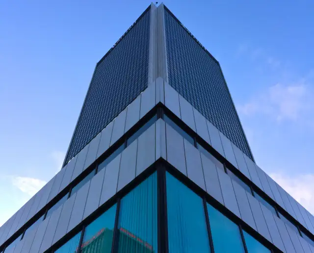 Ile pięter ma hotel Marriott w Warszawie? Zaskakujące informacje