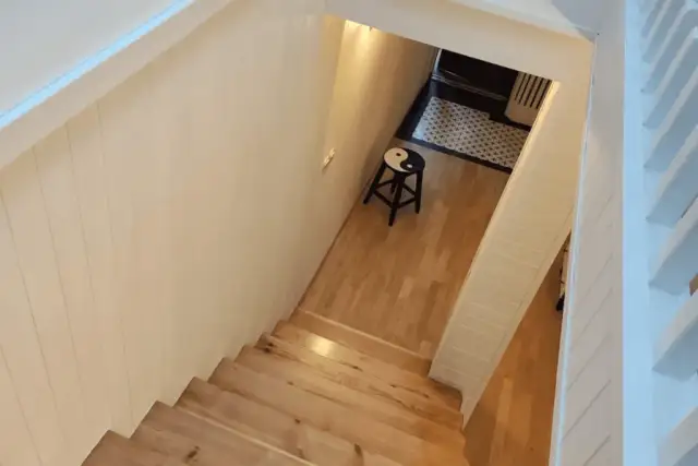 Jak skutecznie pomalować boazerię lakierowaną na biało krok po kroku