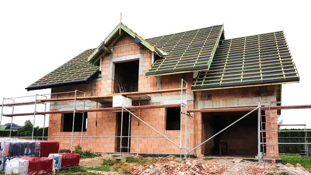 Czy poddasze użytkowe to kondygnacja? Sprawdź ważne przepisy budowlane