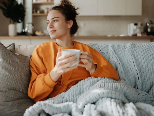 Jak usunąć zacieki z wody na kanapie? Skuteczne triki i porady