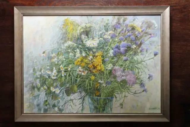 Kwiaty w wazonie na obrazie: uwiecznione piękno natury 