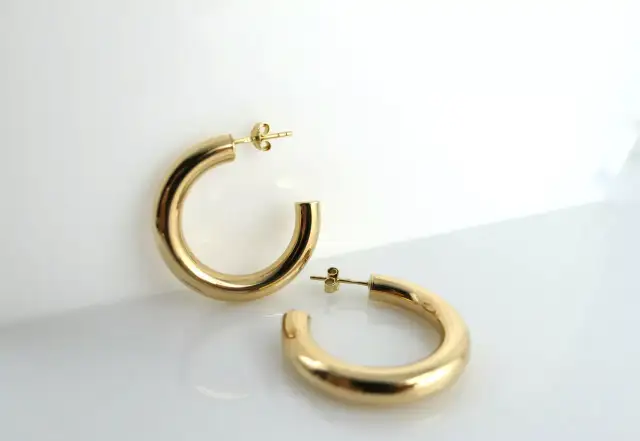 Eleganckie, złote kolczyki koła. Zastanawiasz się, ile kosztują złote kolczyki? Te błyszczące, klasyczne ozdoby dodadzą blasku każdej stylizacji.