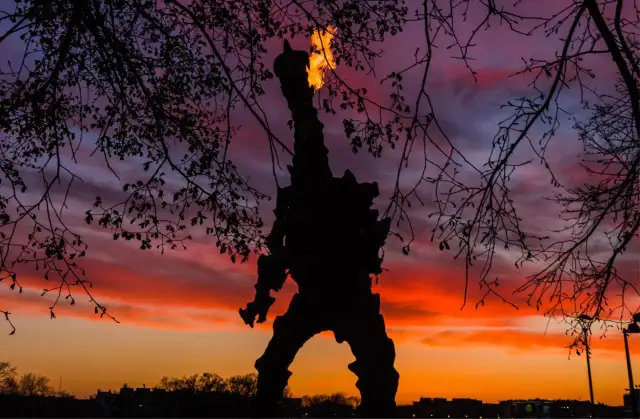 Żywa rzeźba: odkryj fascynujący świat interaktywnej sztuki