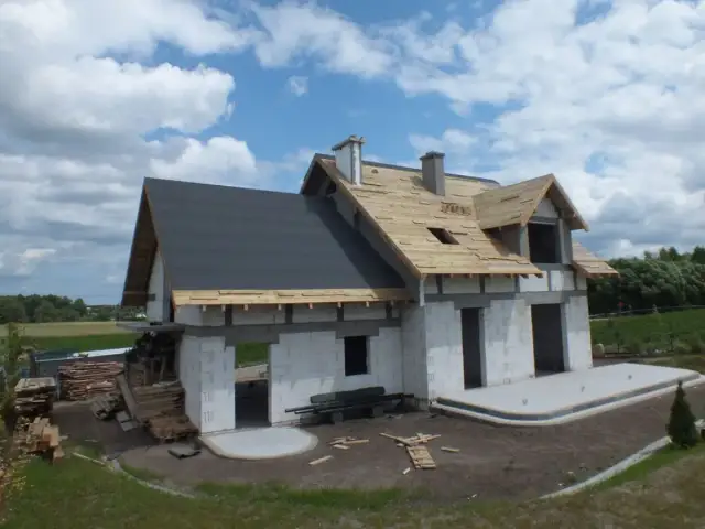 Czy deskować dach pod blachę? Kluczowe informacje, które musisz znać