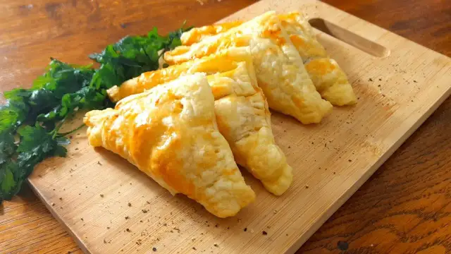 Przepisy z ciasta francuskiego z kurczakiem, które zachwycą każdego