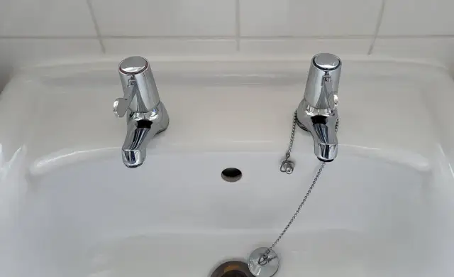 Dlaczego w Anglii są dwa krany? Zaskakujące powody tego zwyczaju