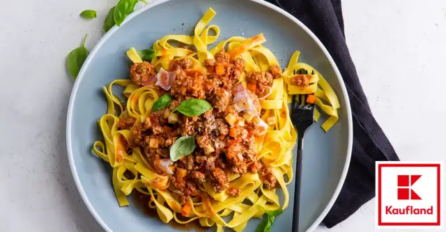 Spaghetti bolognese skąd pochodzi? Odkryj prawdziwe korzenie tej potrawy