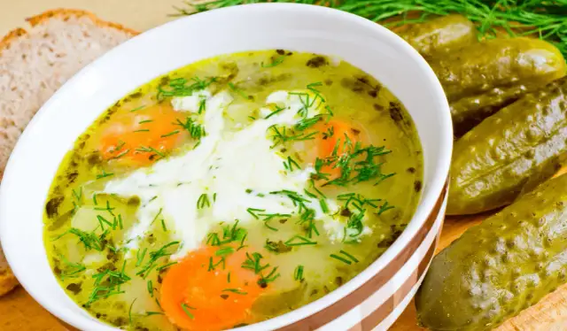 Co do zupy ogórkowej: 7 składników, które zmienią jej smak